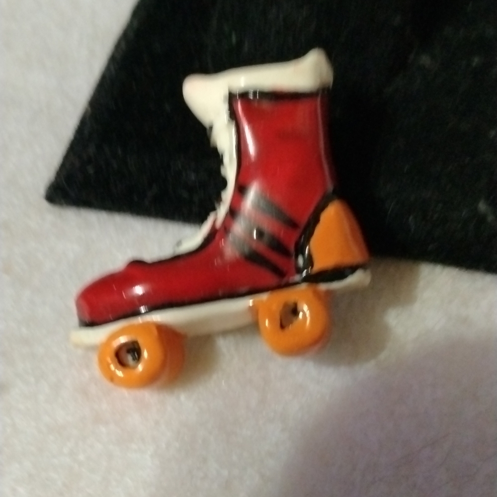 Roller skate pin brooch vintage (sku 594)